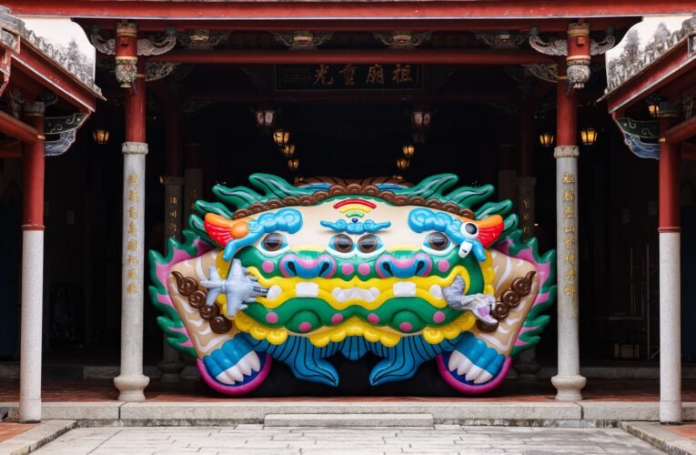 2024臺南新藝獎 創新企畫「南巷藝事」 巨型奇獸「平安平安平」住進陳德聚堂!