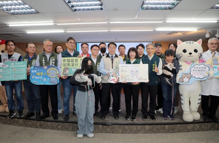 臺南家貓登記送好禮  黃偉哲帶「巷仔Niau」打頭陣領取寵物身分證