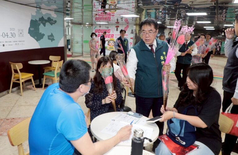 台南市長黃偉哲致贈火鶴花「乎好」 祝福台南媽媽們母親節快樂