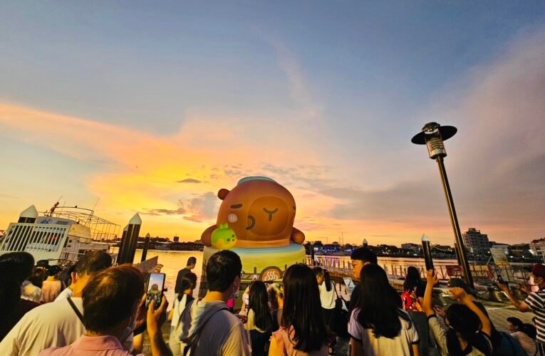 「卡比胖拉」泡湯造型現身 臺南安平燈光秀夜間更精彩