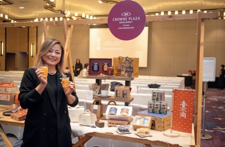 臺南400  台南大員皇冠假日酒店傾力推廣 大廳佈置很吸睛、啤酒杯禮盒說台南的故事