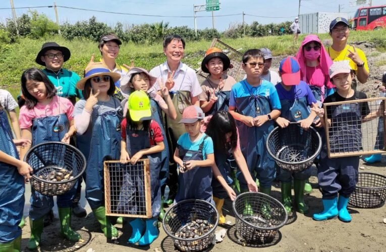南市食農教育親子育樂營場場精彩 親師生一同摸文蛤 體驗七股之美
