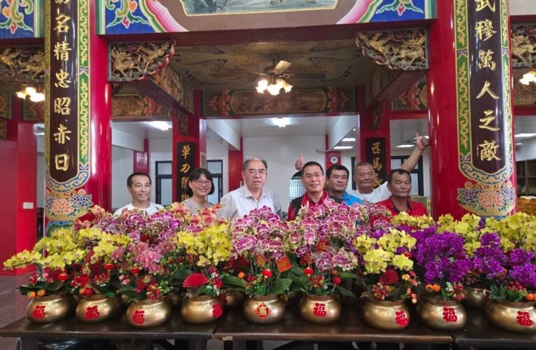 臺南市農業局媒合蘭花園業者與廟宇推廣蝴蝶蘭 信衆大讚好點子 供奉蘭花表敬意