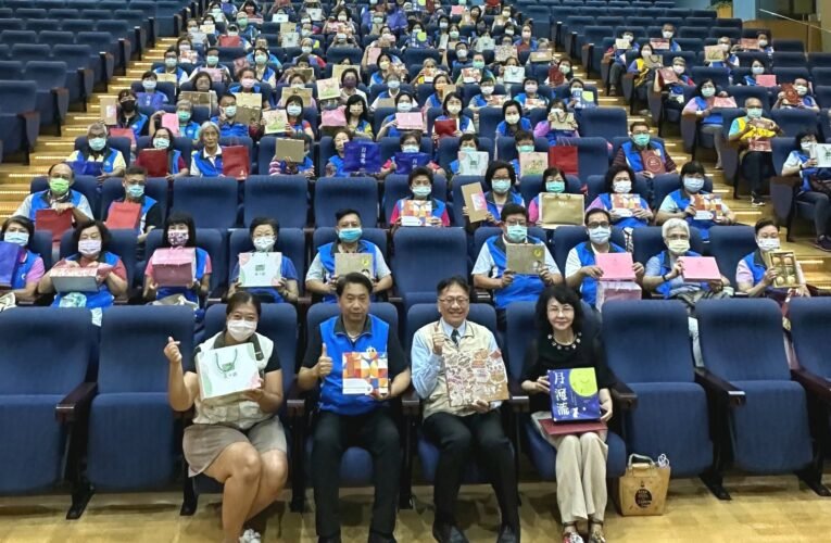 購買身障團體月餅贈志工　黃偉哲感謝南市郭綜合醫院以行動支持公益