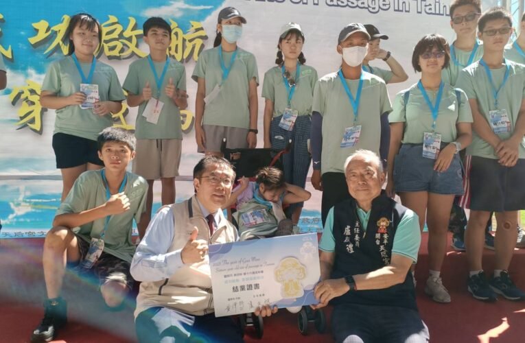 安平開台天后宮「做16歲」  副市長葉澤山與主委盧友禮致贈紅包給身障生鼓勵，下午台南市長黃偉哲頒發結業證書。