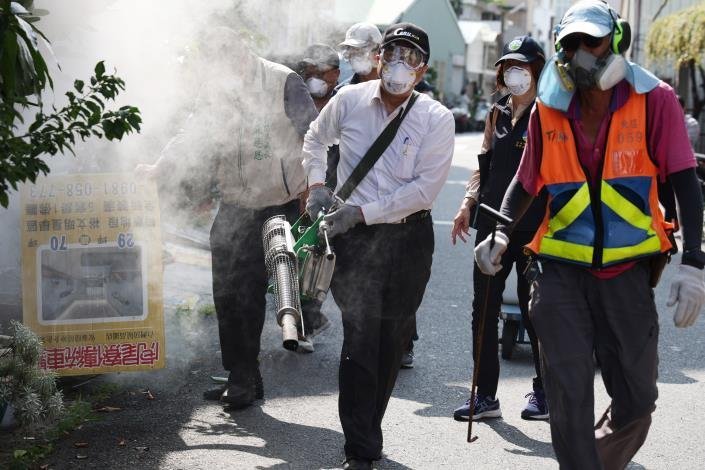 防疫沒有假期全力守護市民健康 黃偉哲實地進行戶外化學防治作業
