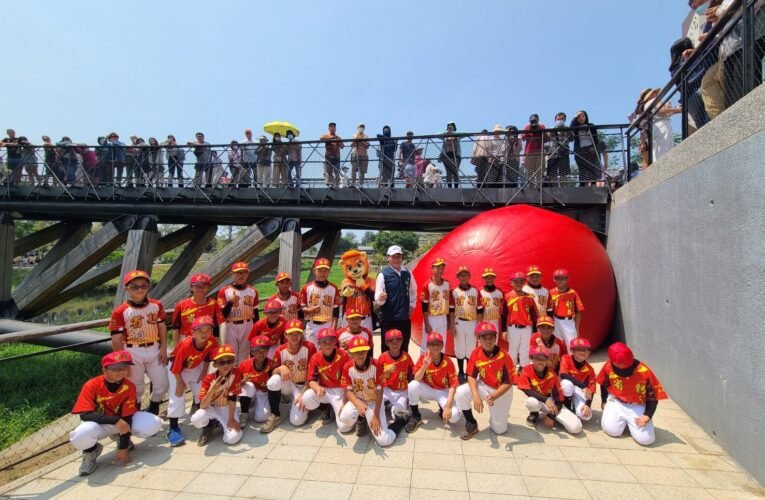 紅球降臨竹溪公園月見橋 體育局陳良乾局長帶領臺南棒球隊擊出紅不讓