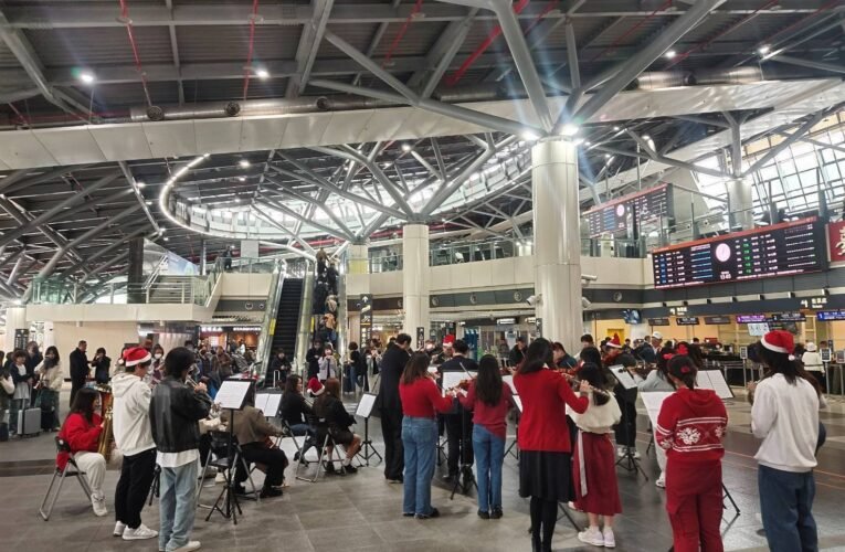 高鐵台南站溫馨迎耶誕  師生團接力報佳音