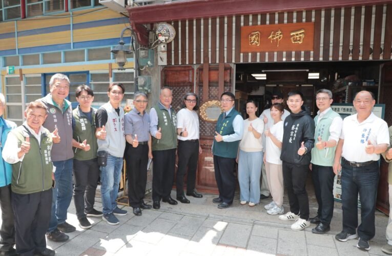 百年粧佛傳藝不輟 蔡家三代列名人 黃偉哲親自為故居掛牌致敬