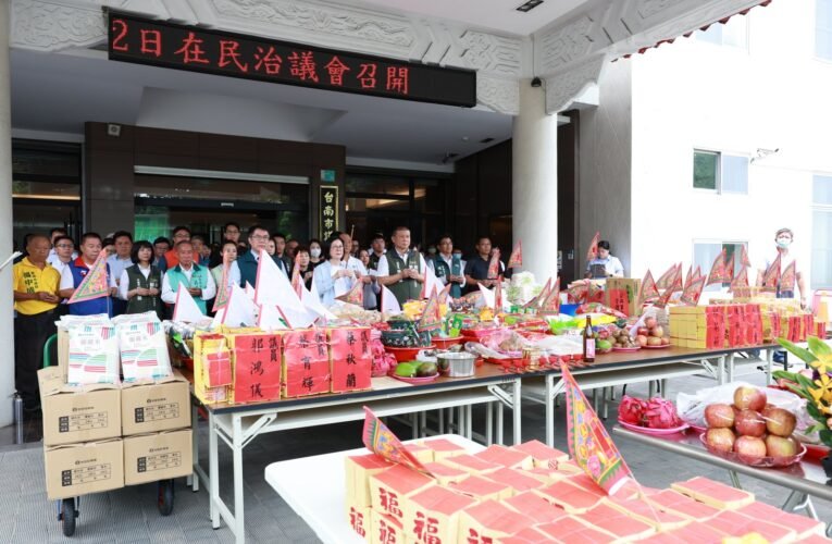 南市議會民治議事廳中元普渡 捐贈後壁蘭麗米送愛心