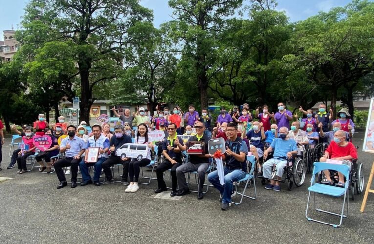 捐贈復康巴士給榮家  旅美華僑為妻獻遺愛