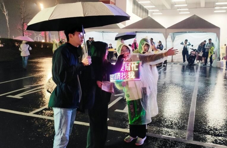 2024台灣燈會志工服務大受好評 總服務時數達2萬6千小時  志工手持LED指示板走動式服務也成熱門拍照點