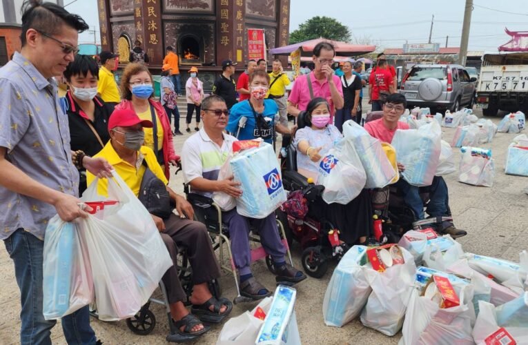 鹿耳重陽節物資發放與義剪贈送民生用品給獨老過重陽