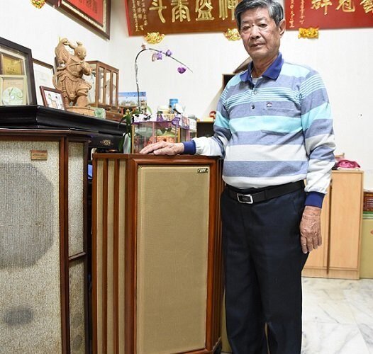 專精金、銀、銅、紙神帽的藝師，郭春福親手戴萬頂神帽