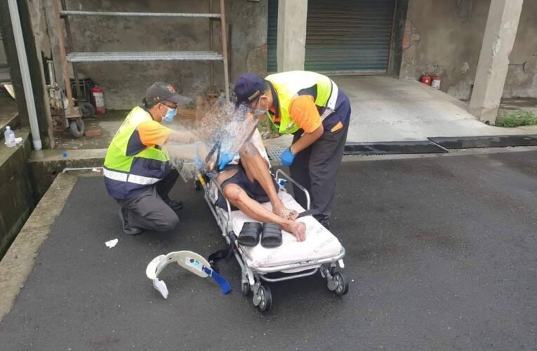 老翁虛弱跌落水溝　警察救護員急援保住一命