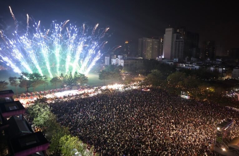 與世界交陪   台南好young跨年晚會演唱會等級 多國卡司雲集，雙現場共吸引2 5萬人次觀賞  並迅速清理復原場地