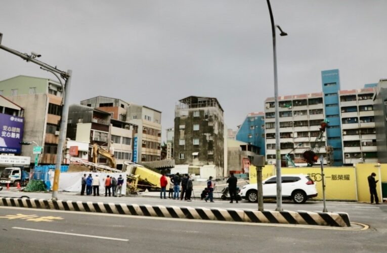 南市西門路、五妃街口路面塌陷填補完成今早恢復通車 黃偉哲更改行程於今日提前回台坐鎮