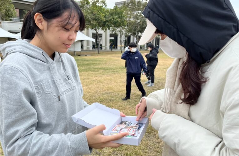 近午已有約千名粉絲排隊等候感受輝人及台南搖滾耶誕夜魅力 喊話黃偉哲我愛你
