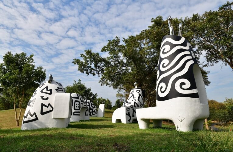 賀!西拉雅官田遊客中心黑白時尚色系公共藝術  「Tabe! Tabe! 仙境西拉雅」再獲2025英國IAA倫敦設計大獎