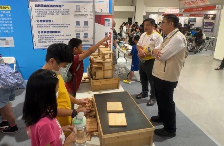 黃偉哲視察全國中小學科展  邀全國學生來體驗科學趣味與台南400風華