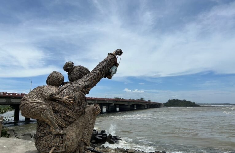 台江阿嬤手提油燈包裹避颱。民眾解讀不要再招颱風來。 文化局：想太多了