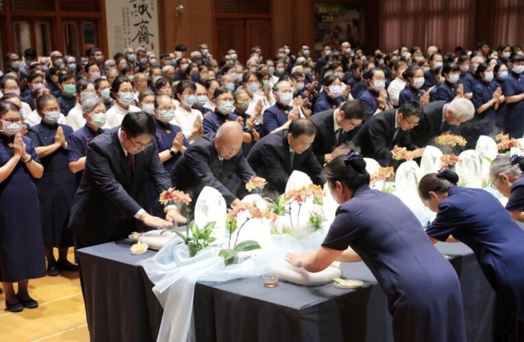 臺南市長黃偉哲出席慈濟浴佛大典與全球同步祈福 共造祥和社會