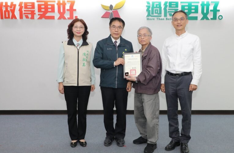 黃偉哲市長感謝南市地政志工呂建明熱心奉獻，獲內政部志願服務銅質獎