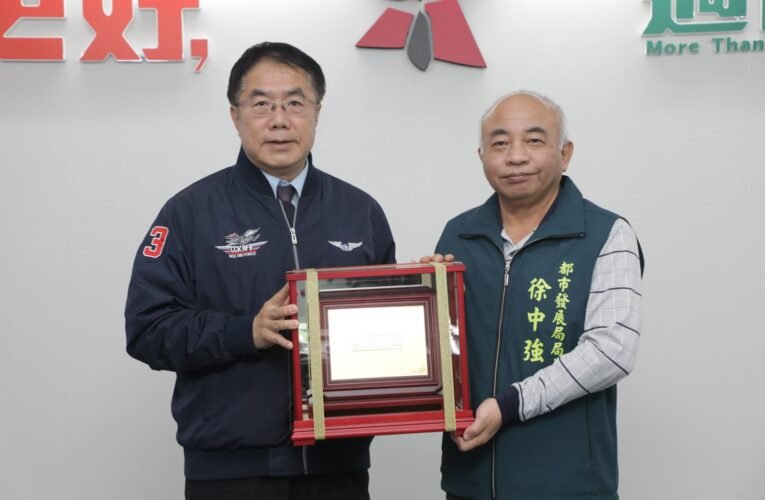 都發局長徐中強退職  黃偉哲頒感謝牌肯定卓著貢獻