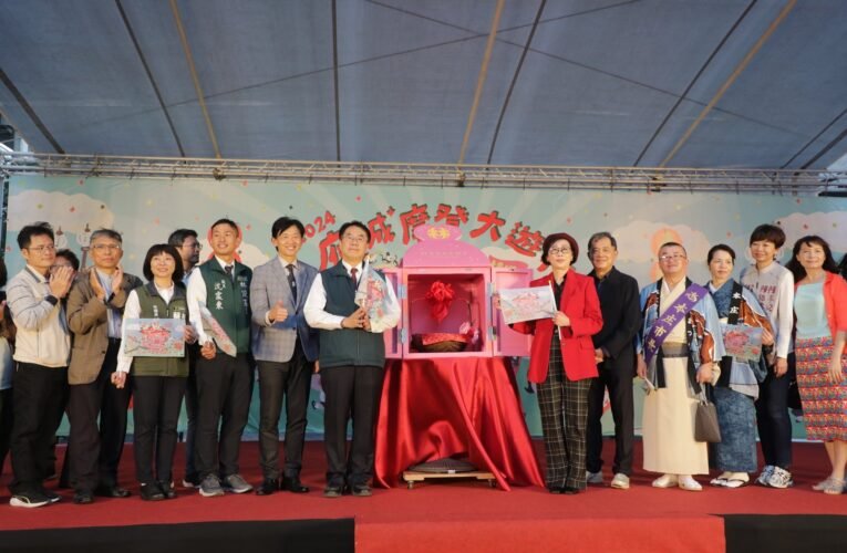 「臺南400‧囍事滿載」林百貨府城摩登大遊行黃偉哲與市民一同踩街慶年末