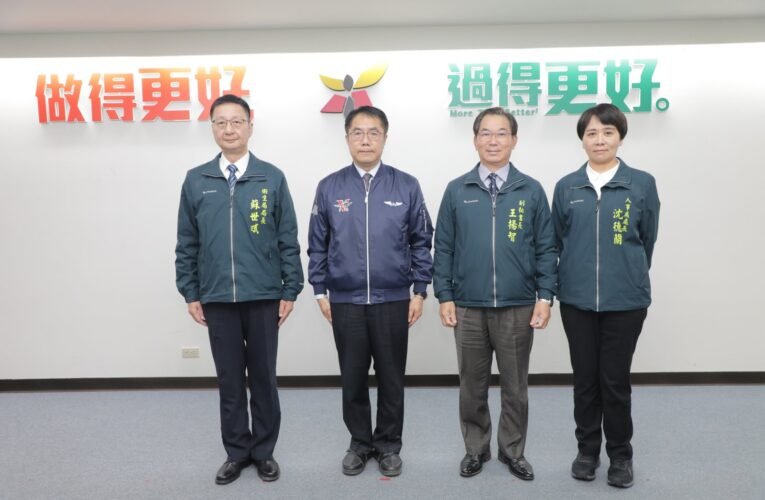 南市府3首長退職  黃偉哲頒贈紀念牌感謝王揚智、蘇世斌及沈德蘭貢獻