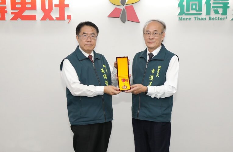 40 年公職生涯落幕，台南方進呈秘書長獲頒多項獎章