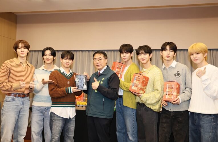 臺南市長黃偉哲送上臺南甜 韓國新人氣天團EVNNE大呼住臺南太幸福