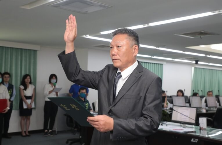 新營區新任區長宣誓就職  黃偉哲勉勵勇於承擔、服務更好