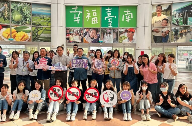 南市府響應「國際丹寧日」 黃偉哲穿上牛仔襯衫力挺性別平權