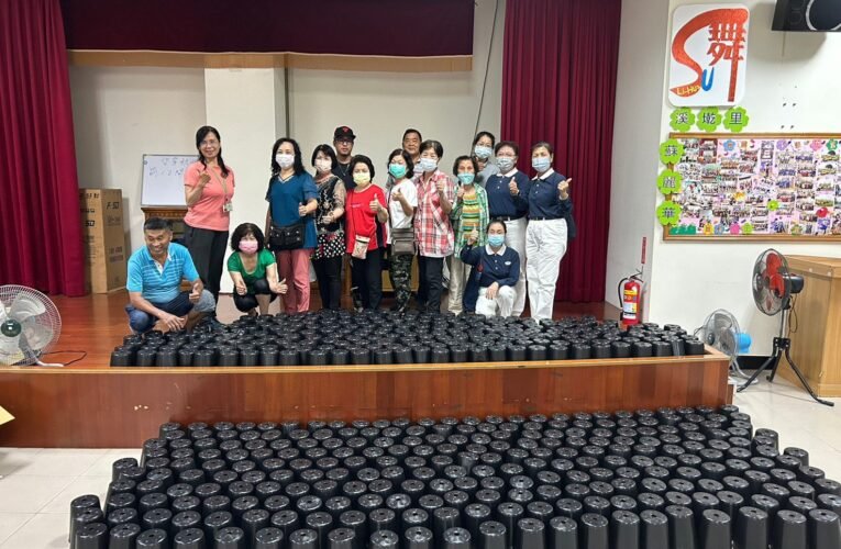 登革熱防治中心帶領慈濟及社區志工自製簡易產卵誘集桶，幫助民眾輕鬆滅蚊保健康!