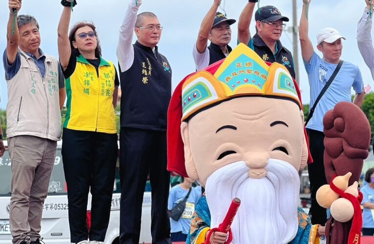 聖母廟七夕月老馬拉松 信眾擲出「立杯」