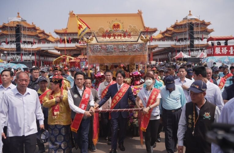賴清德準總統回「娘」家  為台南土城香「鹿耳門媽」扶轎起駕
