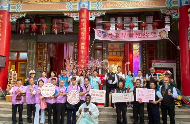 台南郵局與正統鹿耳門聖母廟跨界合作 創造大紅愛心造型「愛情限時批」造型郵筒 超級吸睛！