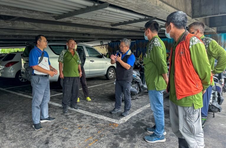 冒雨清理水溝　台南市環保局長許仁澤慰勞清潔隊員辛勞