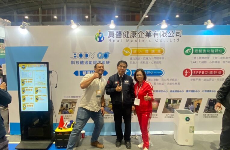 信福不倒翁學校精彩演出「忘年竹杖健康操」