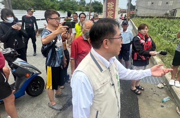 黃偉哲視察麻豆小埤里  鞠躬感謝消防人員協助救災