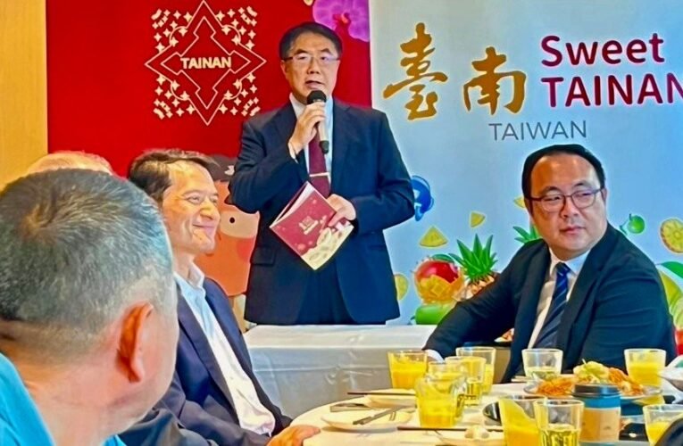 臺南市長黃偉哲赴新加坡行銷臺南鳳梨  宣布成功上架新加坡大型連鎖超市