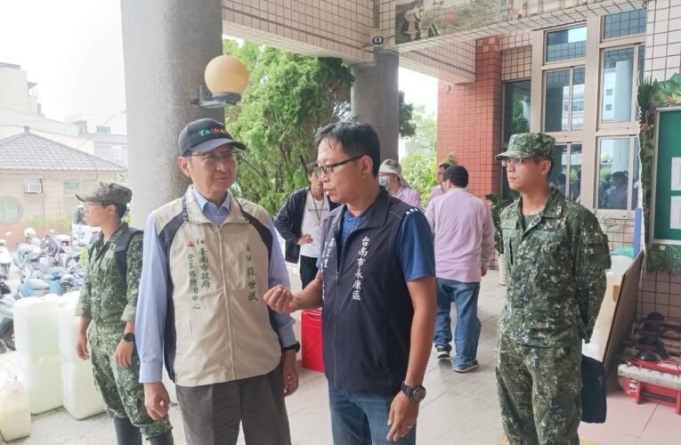 黃偉哲市長感謝做工行善團雨中送暖，做公益不忘協助孳清落實登革熱防疫!