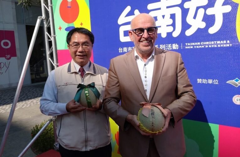 黃偉哲市長與美聲歌手馬丁登上荷蘭廣播節目