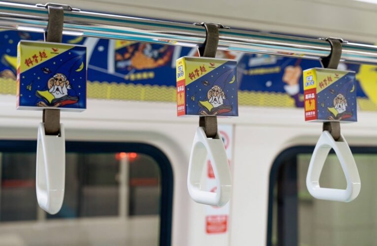 你捏過了嗎？台北捷運科學麵手拉環，引爆乘客好奇心