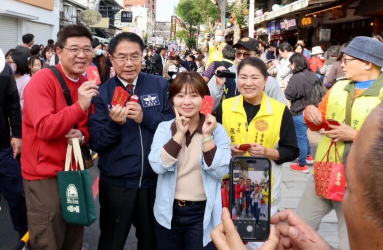 春節人潮擠爆臺南西門淺草及國華商圈！黃偉哲現身衝買氣發紅包、50元抵用券