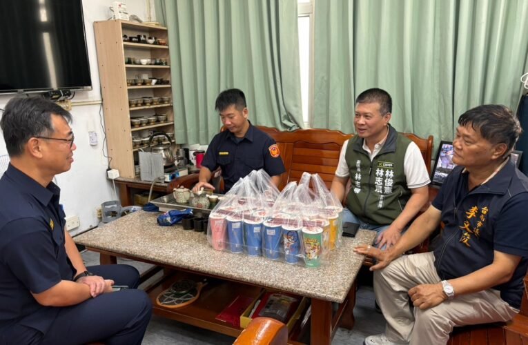 副議長林志展與李文俊議員一同前往善化派出所為基層警察同仁打氣加油
