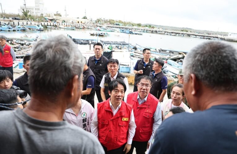 陪同賴清德總統赴麻豆、北門視察 黃偉哲:全力支援農漁民協助度過難關
