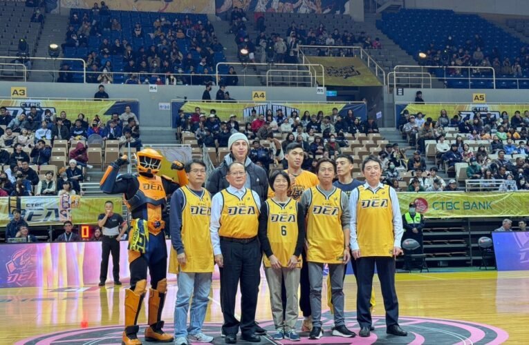 新北檢察署長余麗貞檢察長為特攻開球　盼維護職籃環境