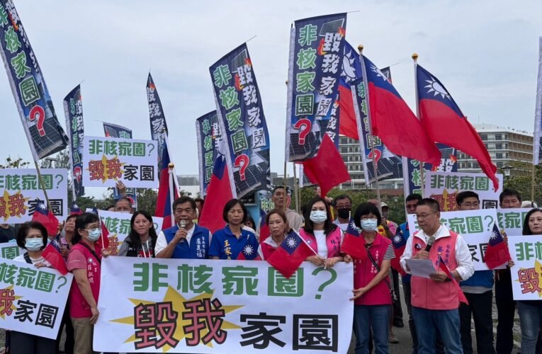 總統國宴，台南藍軍抗議大停電『非核家園、毀我家園』，種電貪腐真第一
